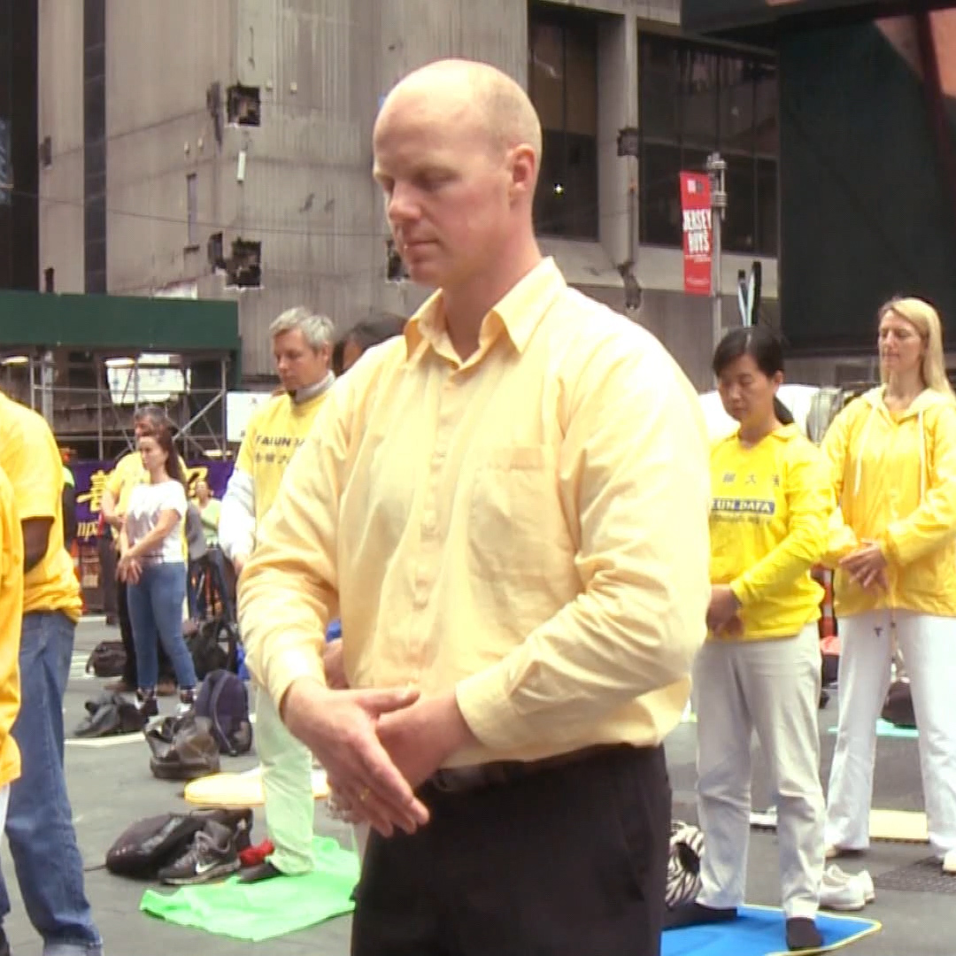 Martins Rubenis practices Falun Gong exercises. (From video screenshot)