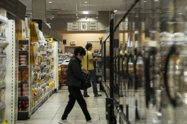 Shoppers at a grocery store in Centreville, Va., on Nov. 2, 2025. (Madalina Kilroy/The Epoch Times)