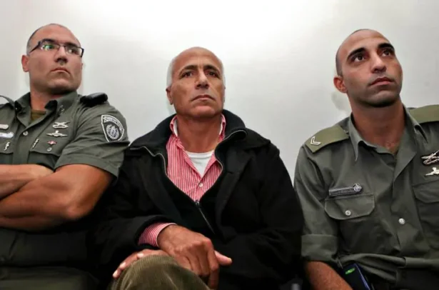 Israeli nuclear whistleblower, Mordechai Vanunu, sits between Israeli policemen at a Jerusalem court on Dec. 29, 2009. (Gali Tibbon/AFP/Getty Images)