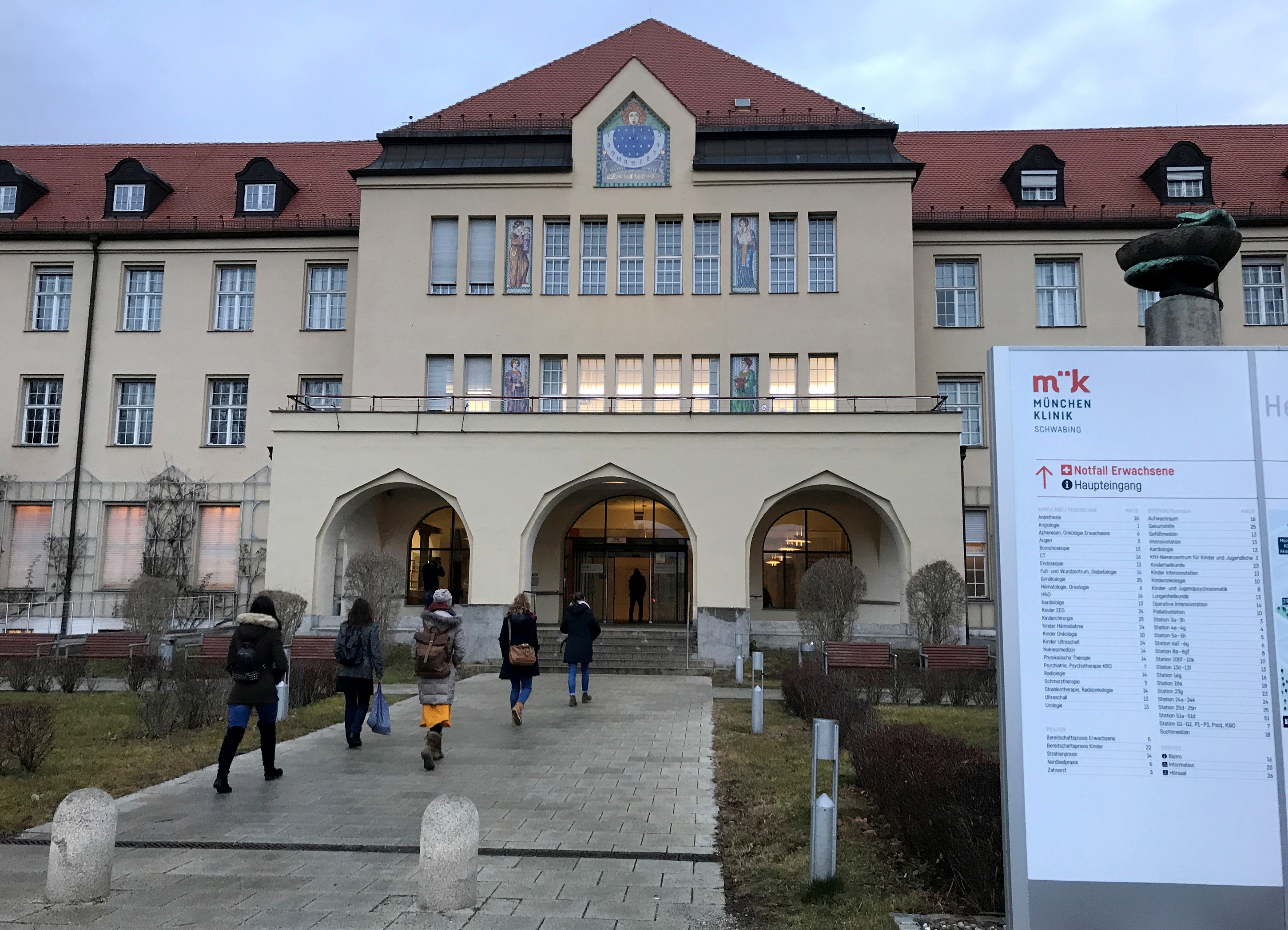 People walk toward the main entrance of Klinikum Schwabing