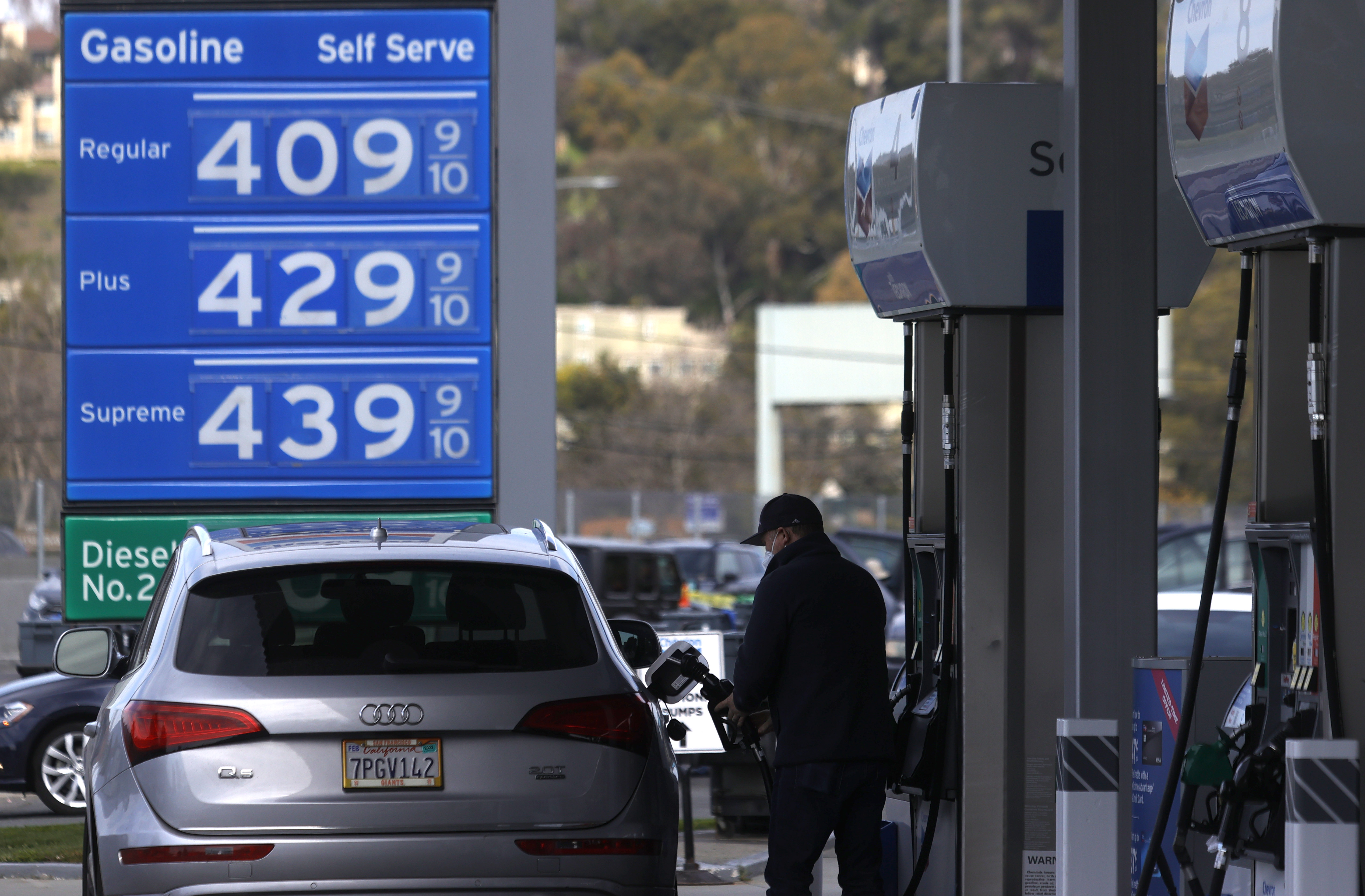 Сколько литр бензина в америке. Бензин в США. Дешевый бензин. Топливо на АЗС В США. США бензин заправка.